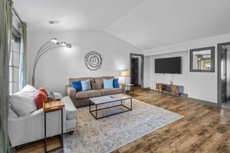 House 8 guests, with garden