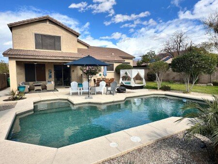 House 4 bedrooms, with pool