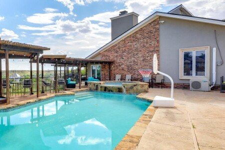 House 9 guests, with jacuzzi