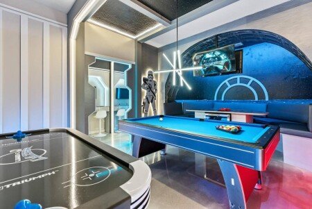 House 24 guests, with jacuzzi