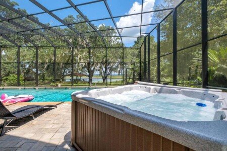 House 10 guests, with jacuzzi