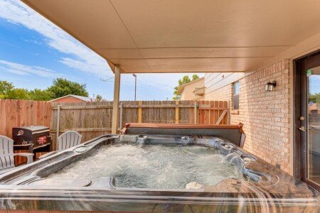 House 10 guests, with jacuzzi