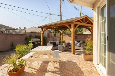 House 8 guests, with jacuzzi