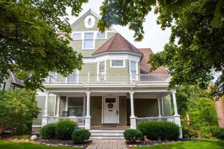 House 8 guests, with pool