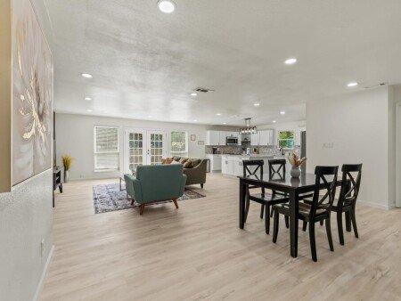 House 8 guests, with gym