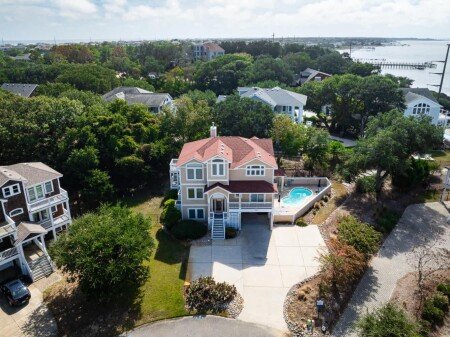House 14 guests, with jacuzzi
