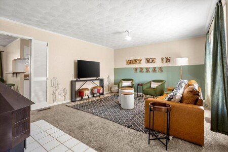 House 8 guests, with jacuzzi