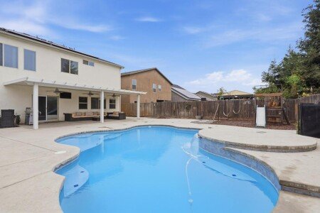 House 9 guests, with pool