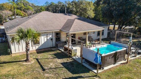 House 8 guests, with jacuzzi