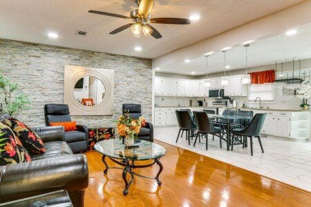 House 9 guests, with jacuzzi