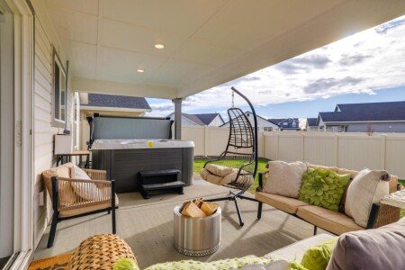 House 9 guests, with jacuzzi