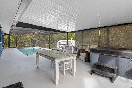 House 8 guests, with pool