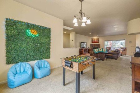 House 8 guests, with jacuzzi