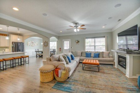 House 8 guests, with jacuzzi