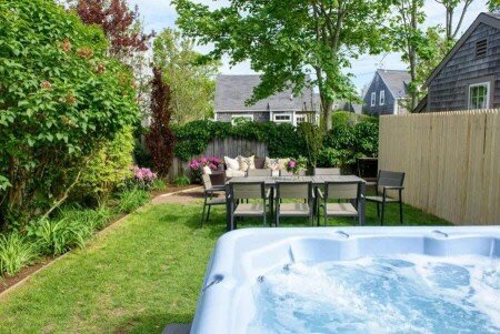 House 11 guests, with jacuzzi