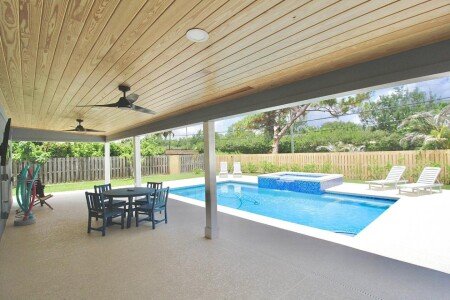 House 7 guests, with jacuzzi
