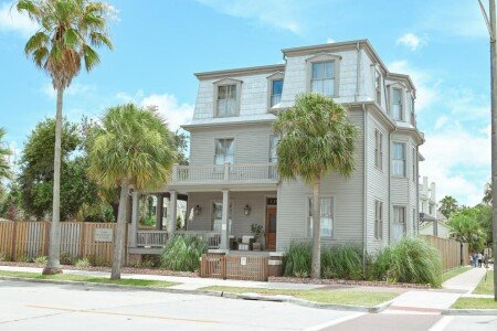 Bed and breakfast 1 bedroom, with pool