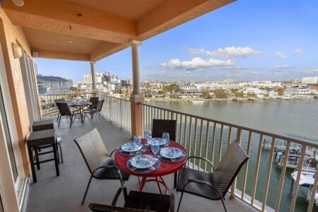 House 8 guests, with jacuzzi