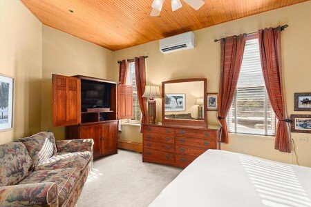 Independence Square 308, Top Floor Hotel Room with Ideal Downtown Location