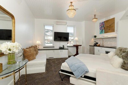 Independence Square 310, Chic, Remodeled Studio w/ Great Location in Aspen, A/C, & Kitchenette