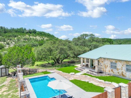 House 4 guests, with jacuzzi