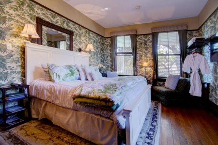 Bed and breakfast 4 guests, with pool