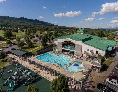 House 12 guests, with jacuzzi