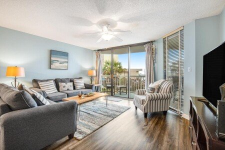 House 8 guests, with pool