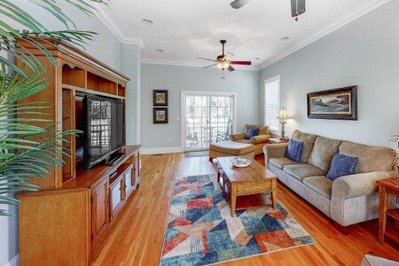 House 10 guests, with pool