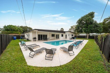 House 5 bedrooms, with pool