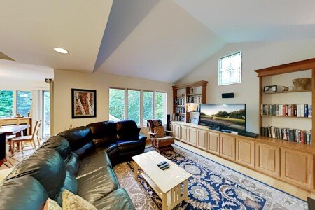 House 12 guests, with jacuzzi