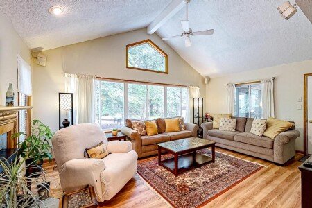 House 9 guests, with pool