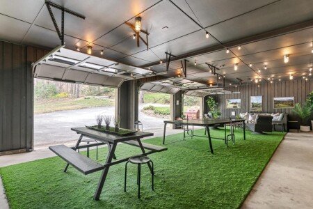 House 19 guests, with jacuzzi