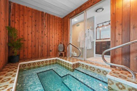 House 10 guests, with jacuzzi