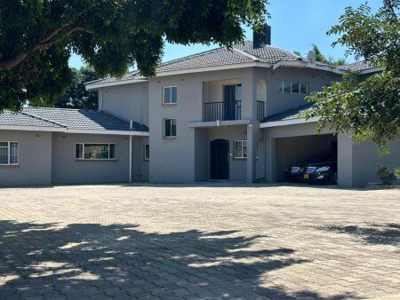 House 6 bedrooms, with pool