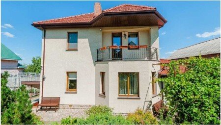 Room 5 guests, with pool