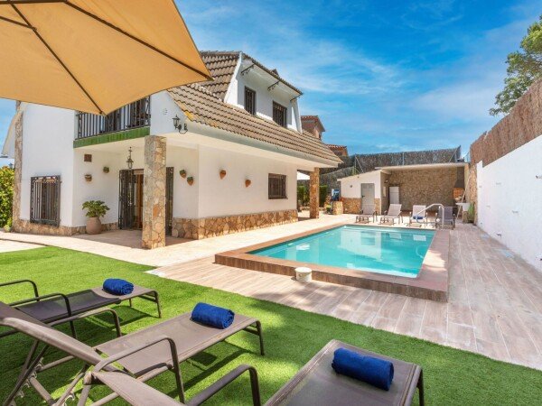 House 4 bedrooms, with pool