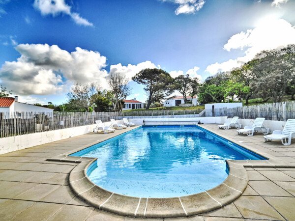 Maison de campagne confortable, 2 chambres, avec piscine