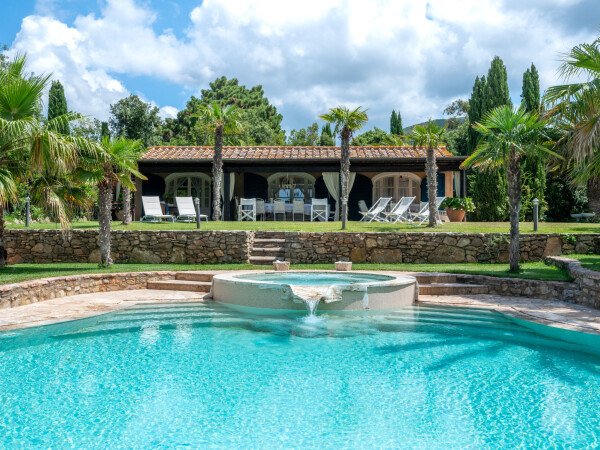 House 4 bedrooms, with jacuzzi