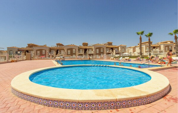 House 4 bedrooms, with pool