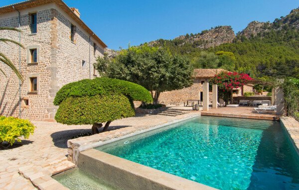 Maison moderne, 6 chambres, avec piscine