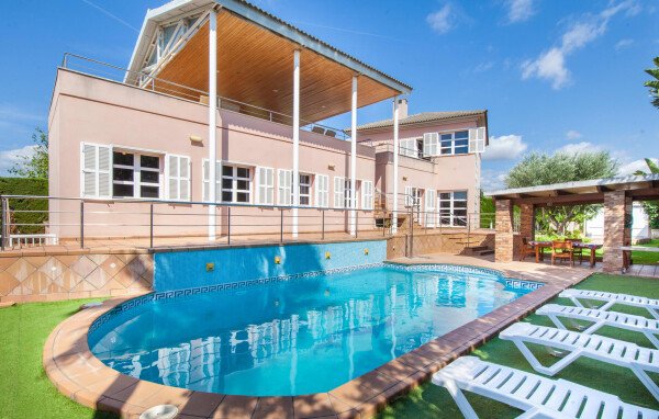 Maison moderne, 5 chambres, avec piscine