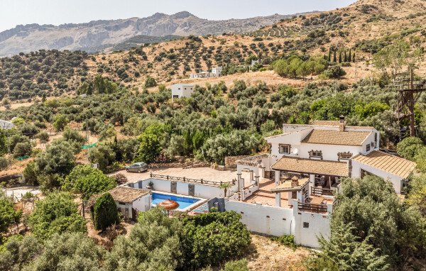 House 4 bedrooms, with pool