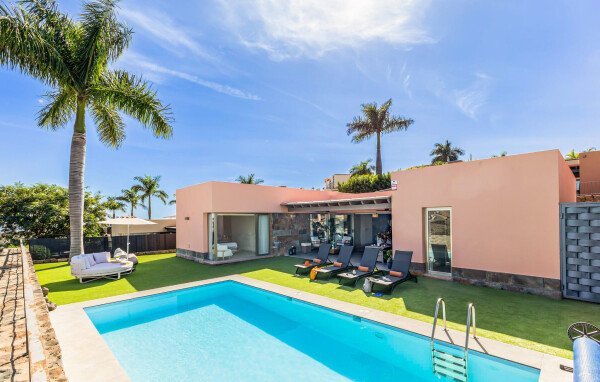 House 3 bedrooms, with pool