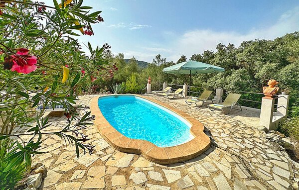 House 2 bedrooms, with pool