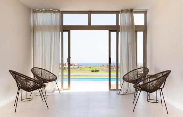 House 5 bedrooms, with pool