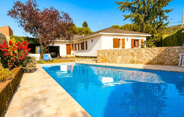 House 4 bedrooms, with pool