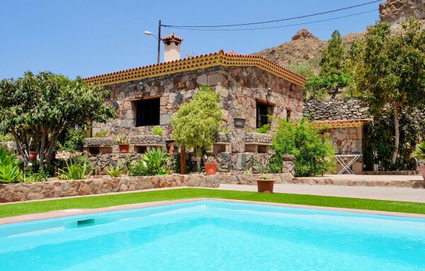 House 2 bedrooms, with pool
