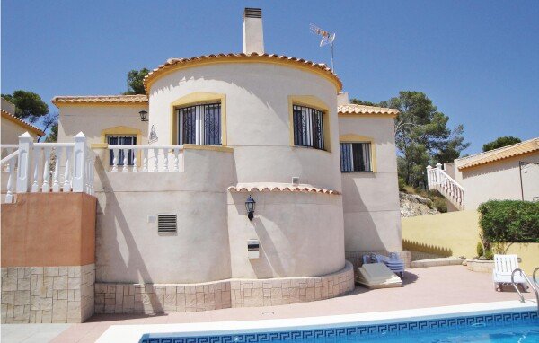 House 3 bedrooms, with pool