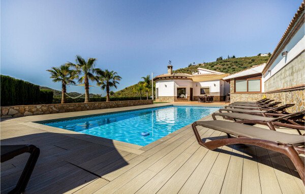 House 4 bedrooms, with pool